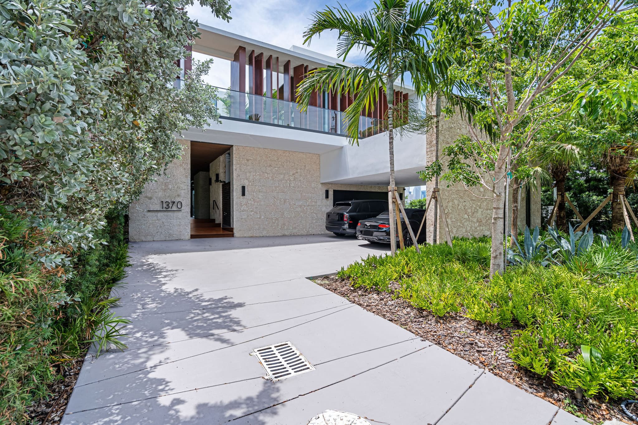 1370 S VENETIAN WAY, MIAMI